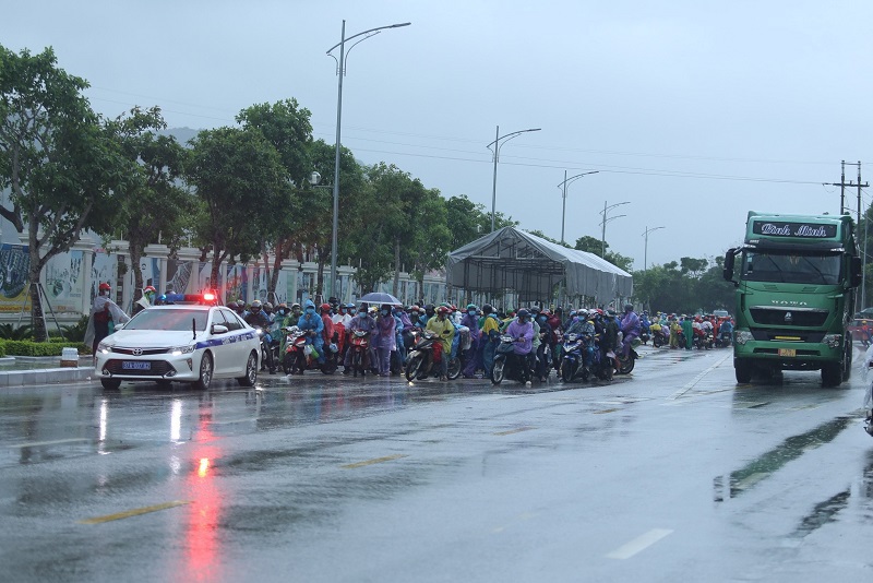 Nghệ An: Hàng ngàn người dắt díu nhau trên xe máy từ các tỉnh phía Nam về quê - Ảnh 10