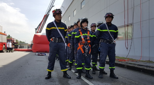 “Cháy” lớn tại khu Công nghiệp Thăng Long, cảnh sát PCCC giải cứu nhiều người mắc kẹt - Ảnh 2