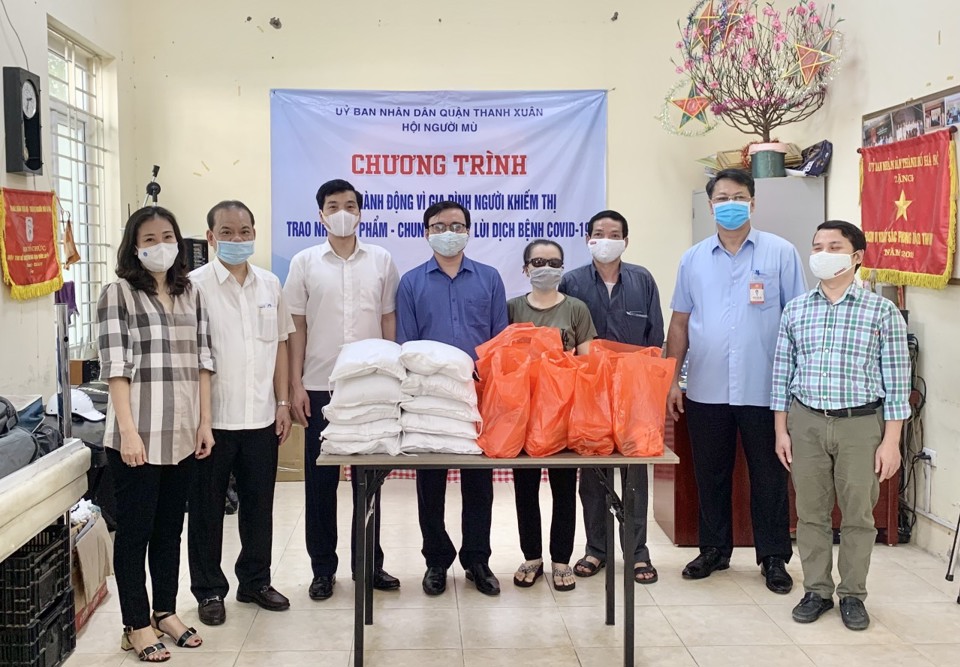 Quận Thanh Xuân: 120 suất quà hỗ trợ người dân gặp khó khăn do đại dịch - Ảnh 3