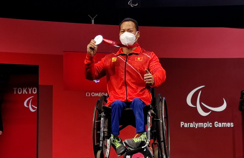 Lực sĩ Lê Văn Công mất HCV tại Paralympic Tokyo 2020 vì cân nặng - Ảnh 1