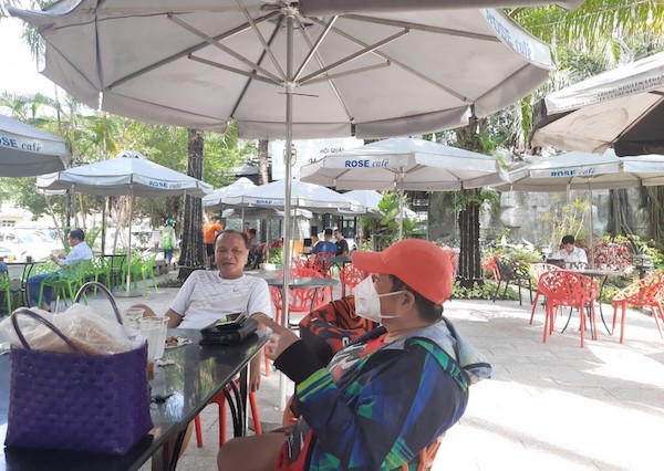TP Hồ Chí Minh: Người dân phấn khởi trong ngày đầu hàng ăn bán tại chỗ - Ảnh 1