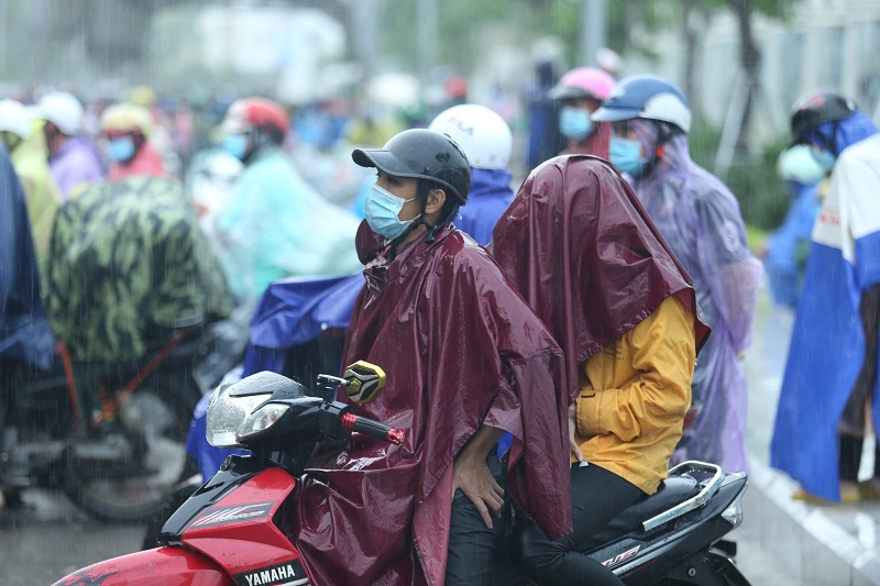 Nghệ An: Hàng ngàn người dắt díu nhau trên xe máy từ các tỉnh phía Nam về quê - Ảnh 9