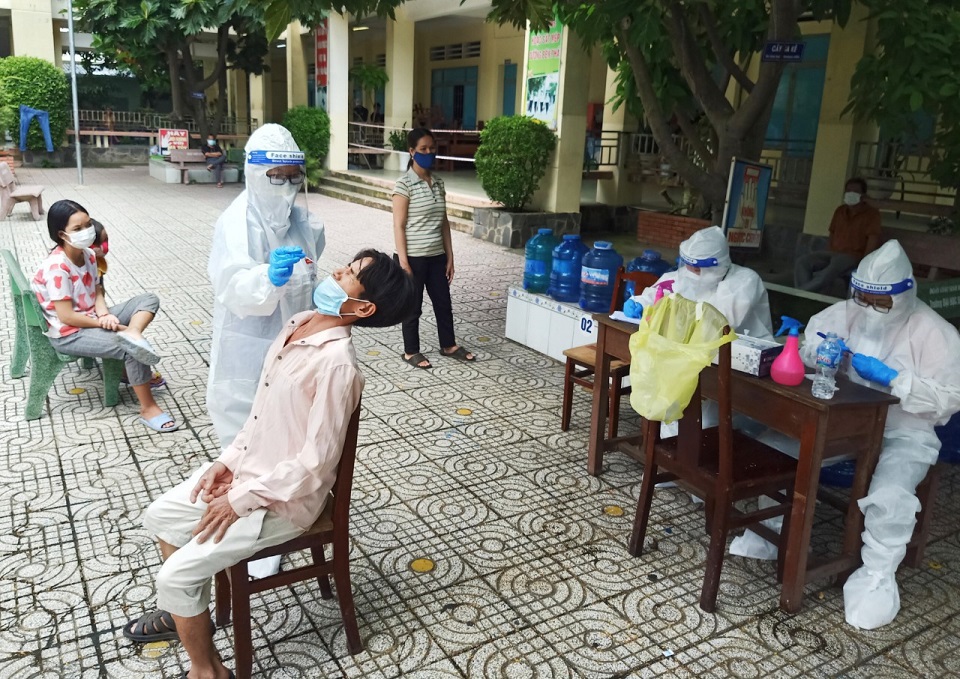CSGT Tây Ninh xuống Biên Hòa đón gia đình 5 người đi bộ về quê - Ảnh 2