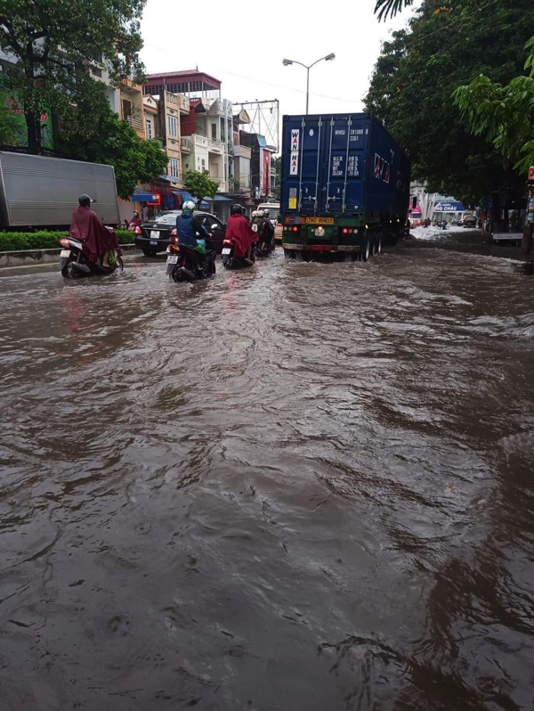 Hải Phòng: Mưa lớn khiến nhiều tuyến đường ngập lụt - Ảnh 3