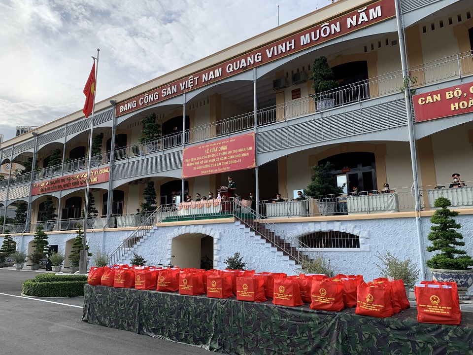 [Ảnh] Bộ Quốc phòng tặng Nhân dân TP Hồ Chí Minh 4.000 tấn gạo và 100.000 phần quà - Ảnh 2