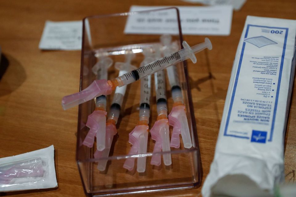 FDA Mỹ: Tiêm mũi 3 vaccine Moderna chưa cần thiết - Ảnh 1
