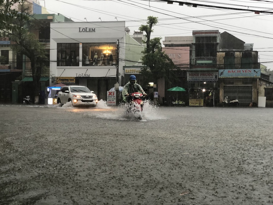 Ngập úng cục bộ ở khu vực TP Quảng Ngãi, gió lốc càn quét xã ven biển - Ảnh 5