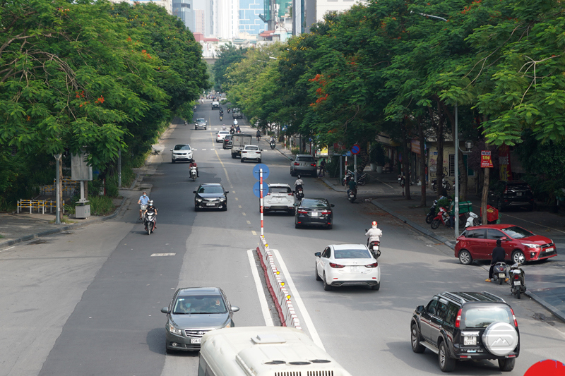 Đường phố Hà Nội vẫn đông đúc trước ngày nghỉ lễ 2/9 - Ảnh 2