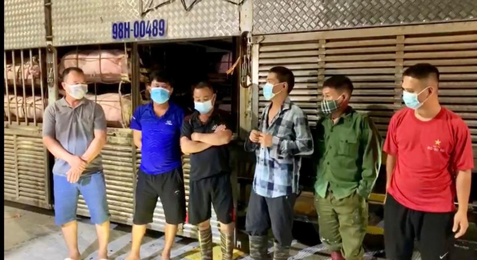 Quảng Ninh: Giấu 4 người vào xe chở lợn để qua chốt kiểm dịch Covid-19 - Ảnh 1
