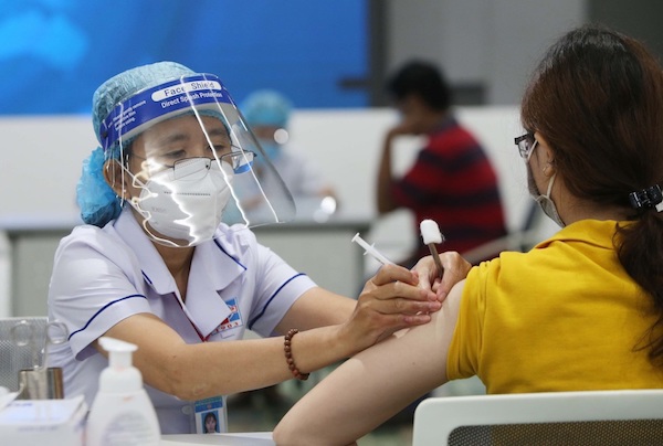 TP Hồ Chí Minh nên cho người tiêm đủ 2 mũi vaccine Covid-19 hoạt động trở lại? - Ảnh 1