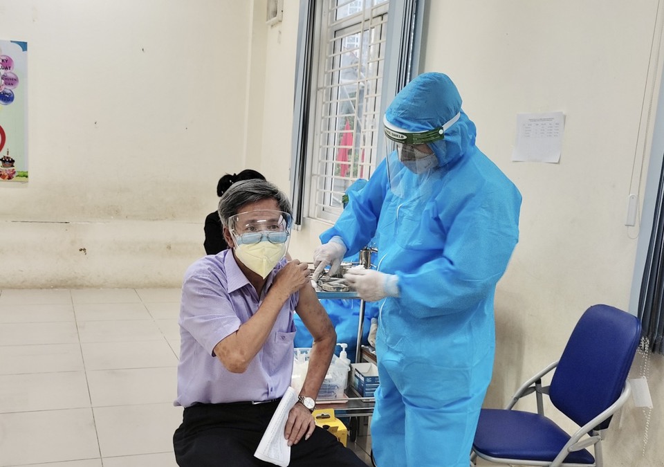 Chùm ảnh: Quận Thanh Xuân đẩy nhanh chiến dịch tiêm chủng vaccine phòng Covid-19 quy mô lớn - Ảnh 7