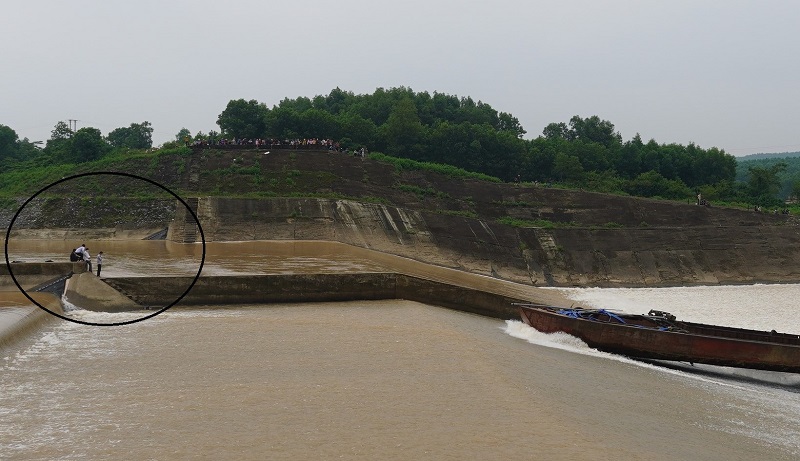 Quảng Trị: Hơn 4 giờ đồng hồ giải cứu 7 người bị nạn trên sông Thạch Hãn - Ảnh 2