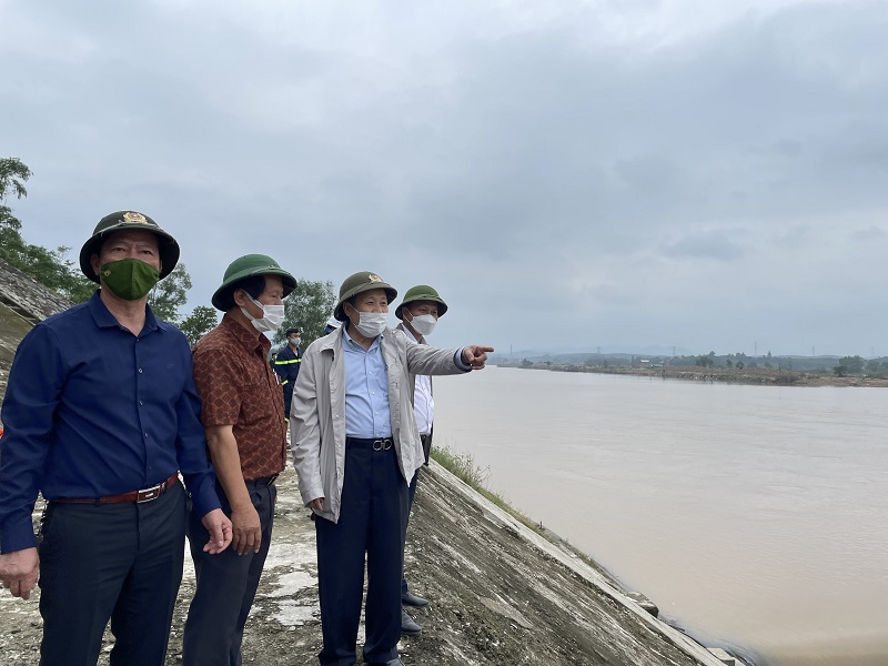 Quảng Trị: Hơn 4 giờ đồng hồ giải cứu 7 người bị nạn trên sông Thạch Hãn - Ảnh 3