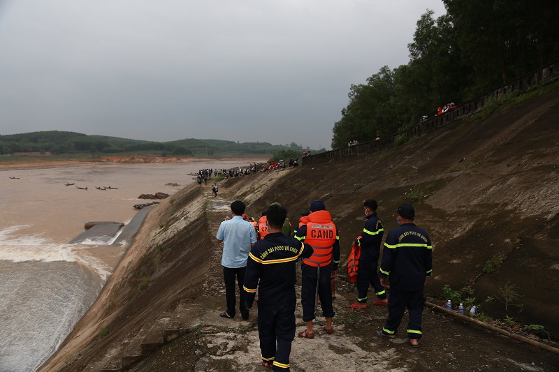 Quảng Trị: Hơn 4 giờ đồng hồ giải cứu 7 người bị nạn trên sông Thạch Hãn - Ảnh 4
