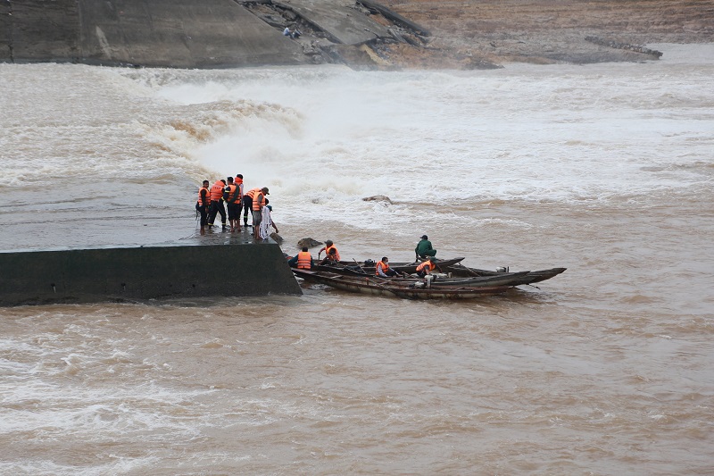 Quảng Trị: Hơn 4 giờ đồng hồ giải cứu 7 người bị nạn trên sông Thạch Hãn - Ảnh 5