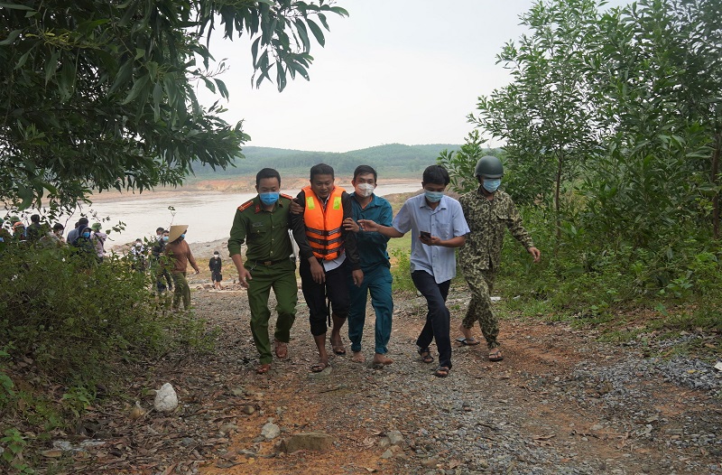 Quảng Trị: Hơn 4 giờ đồng hồ giải cứu 7 người bị nạn trên sông Thạch Hãn - Ảnh 1