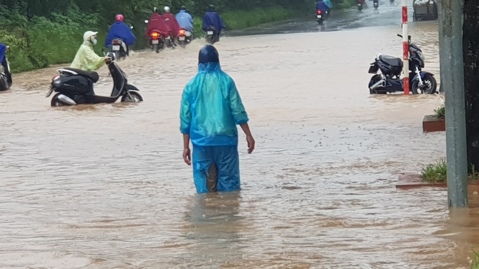 Hà Nội: Mưa lớn kéo dài, một số tuyến phố bị ngập - Ảnh 3