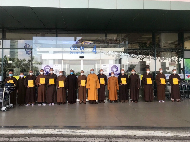 Giáo hội Phật giáo tiễn đoàn sư tăng đầu tiên tình nguyện vào Nam chống dịch - Ảnh 1