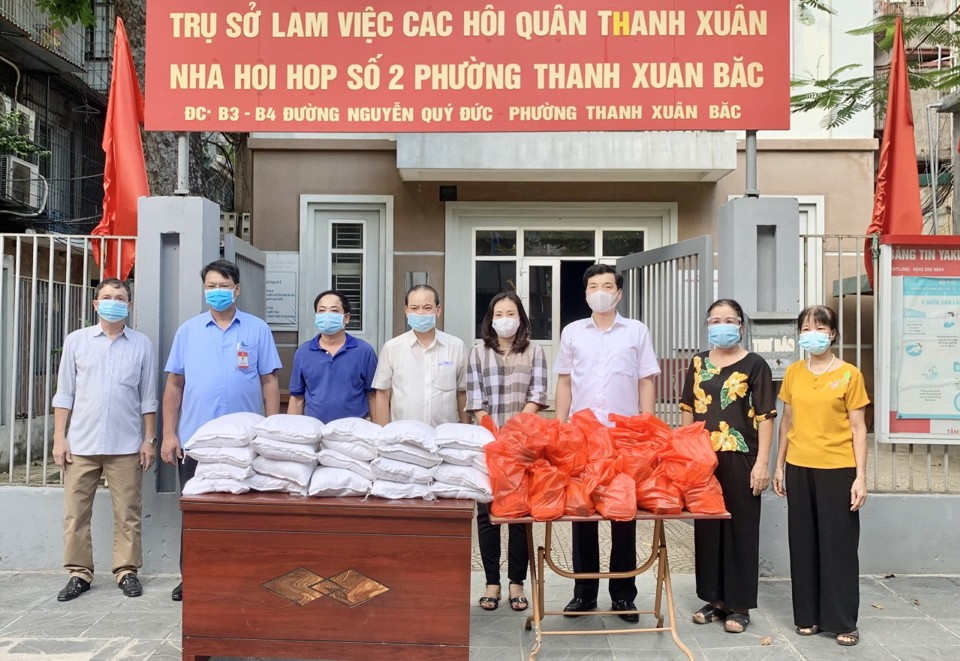 Quận Thanh Xuân: 120 suất quà hỗ trợ người dân gặp khó khăn do đại dịch - Ảnh 2