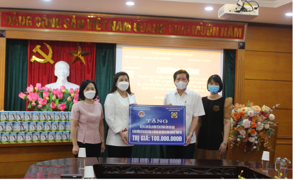 Hà Nội tặng quà Tết Trung thu cho 2.181 trẻ em có hoàn cảnh đặc biệt - Ảnh 4