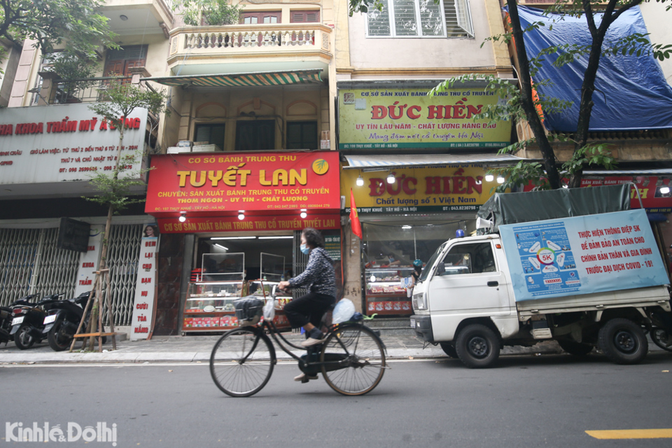 [Ảnh] Hà Nội: Người kinh doanh hàng quán phấn khởi trong ngày đầu mở cửa trở lại - Ảnh 1