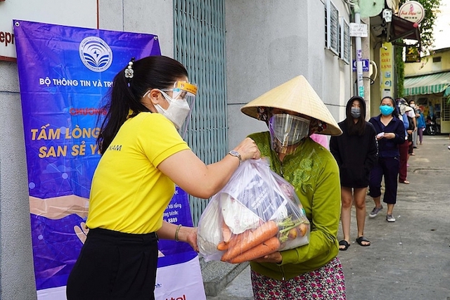 Bưu điện Việt Nam ủng hộ 10.000 thiết bị thông minh cho chương trình “Sóng và máy tính cho em” - Ảnh 2