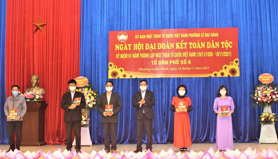 Phó Bí thư Thành ủy Nguyễn Văn Phong dự Ngày hội Đại đoàn kết toàn dân tộc tại quận Hai Bà Trưng - Ảnh 2