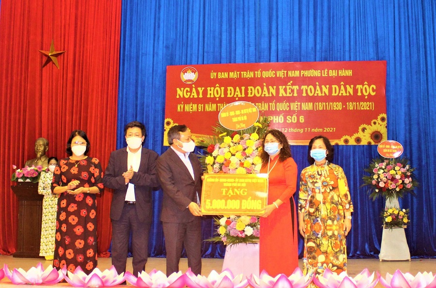 Phó Bí thư Thành ủy Nguyễn Văn Phong dự Ngày hội Đại đoàn kết toàn dân tộc tại quận Hai Bà Trưng - Ảnh 1