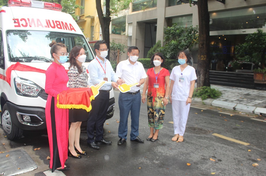 Quận Hai Bà Trưng: Tiếp nhận 2 xe ô tô cứu thương phục vụ phòng chống dịch do doanh nghiệp tài trợ - Ảnh 2