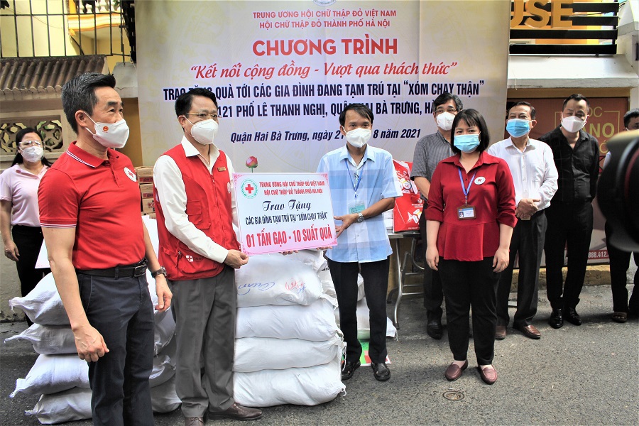 Hà Nội: Kịp thời động viên, trao quà cho bệnh nhân "Xóm chạy thận" gặp khó khăn do dịch Covid-19 - Ảnh 2