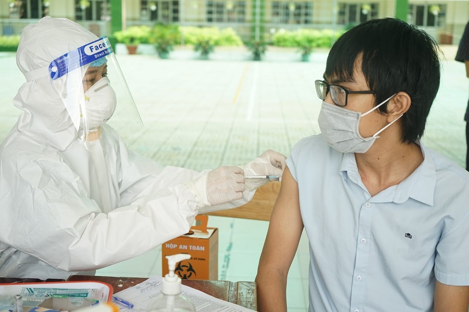 Người dân TP Hồ Chí Minh xếp hàng chờ tiêm vaccine Vero Cell - Ảnh 1