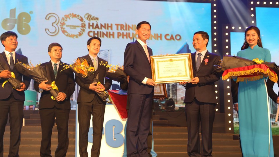 Tập đoàn Xây dựng Hòa Bình đón nhận Huân chương Lao động hạng Nhì - Ảnh 3