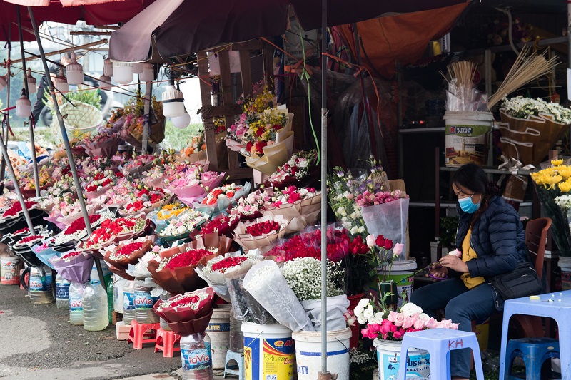 [Ảnh] Hà Nội: Giá hoa tăng cao, tiệm bán hoa vắng vẻ trước ngày Nhà giáo Việt Nam 20/11 - Ảnh 1