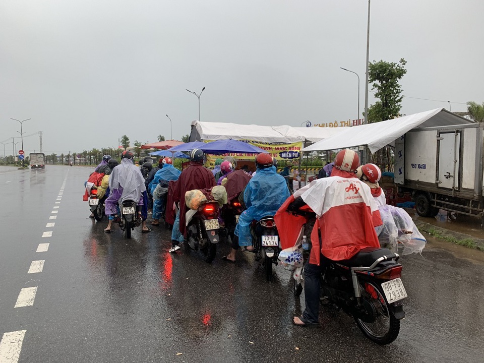 Thai phụ "dọa" sinh non trên đường về quê bằng xe máy được giúp đỡ ở Quảng Ngãi - Ảnh 7
