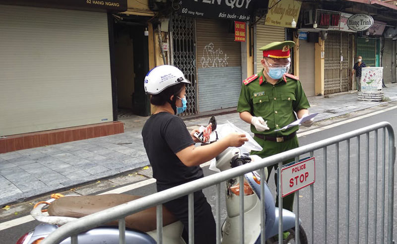 Công an quận Hoàn Kiếm triển khai tổ kiểm tra lưu động kiểm soát giấy đi đường - Ảnh 3