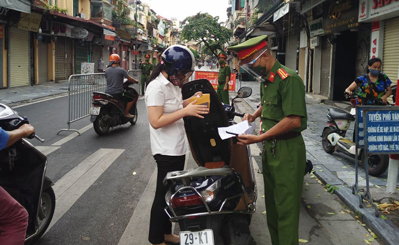 Công an quận Hoàn Kiếm triển khai tổ kiểm tra lưu động kiểm soát giấy đi đường - Ảnh 1