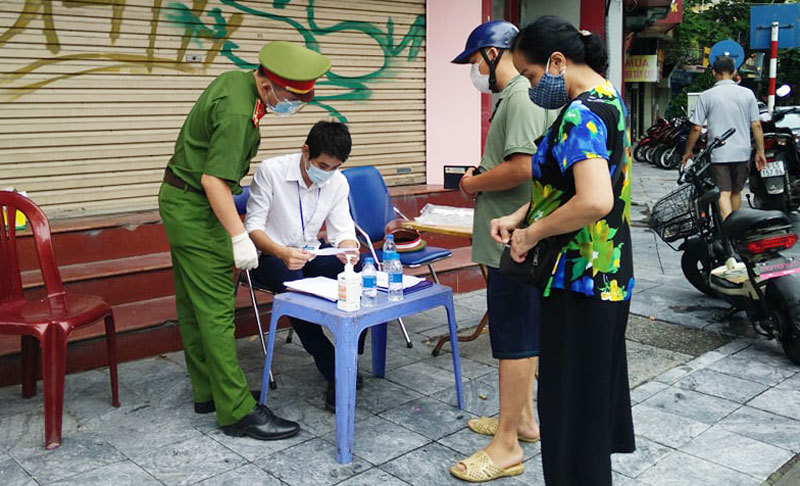 Công an quận Hoàn Kiếm triển khai tổ kiểm tra lưu động kiểm soát giấy đi đường - Ảnh 2
