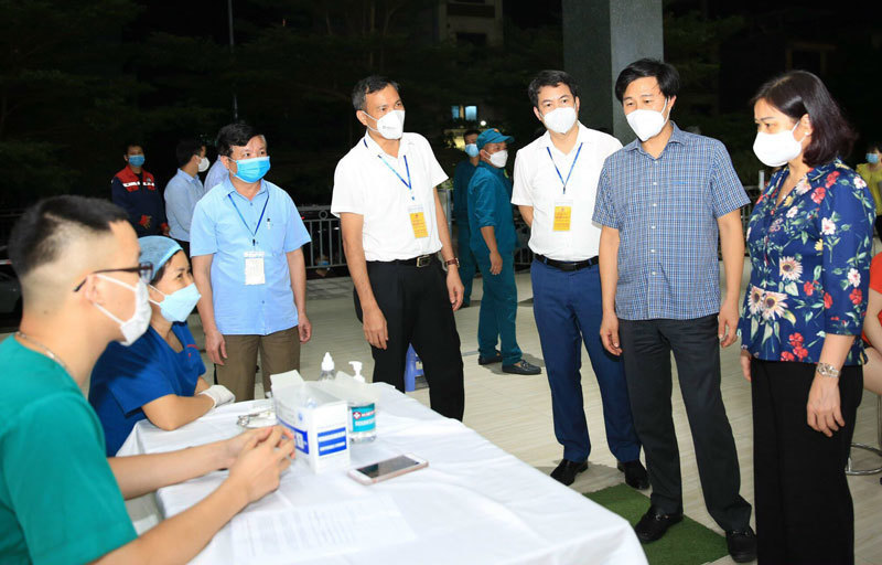 Phó Bí thư Thường trực Thành ủy Nguyễn Thị Tuyến: Tổ chức các dây chuyền tiêm vaccine, xét nghiệm cho người dân khoa học, hiệu quả - Ảnh 4