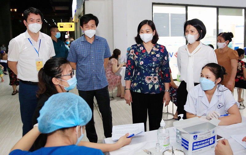Phó Bí thư Thường trực Thành ủy Nguyễn Thị Tuyến: Tổ chức các dây chuyền tiêm vaccine, xét nghiệm cho người dân khoa học, hiệu quả - Ảnh 3