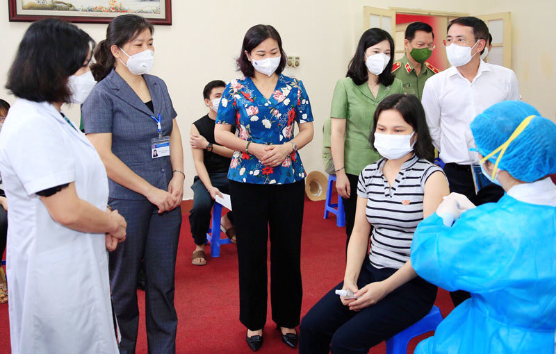 Phó Bí thư Thường trực Thành ủy Nguyễn Thị Tuyến: Tránh tâm lý chủ quan, lơ là sau khi hoàn thành việc tiêm vaccine mũi 1 - Ảnh 1