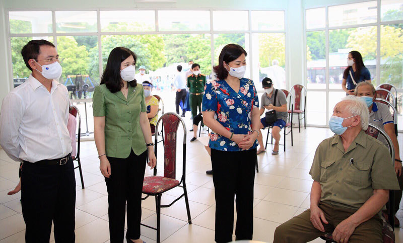 Phó Bí thư Thường trực Thành ủy Nguyễn Thị Tuyến: Tránh tâm lý chủ quan, lơ là sau khi hoàn thành việc tiêm vaccine mũi 1 - Ảnh 3