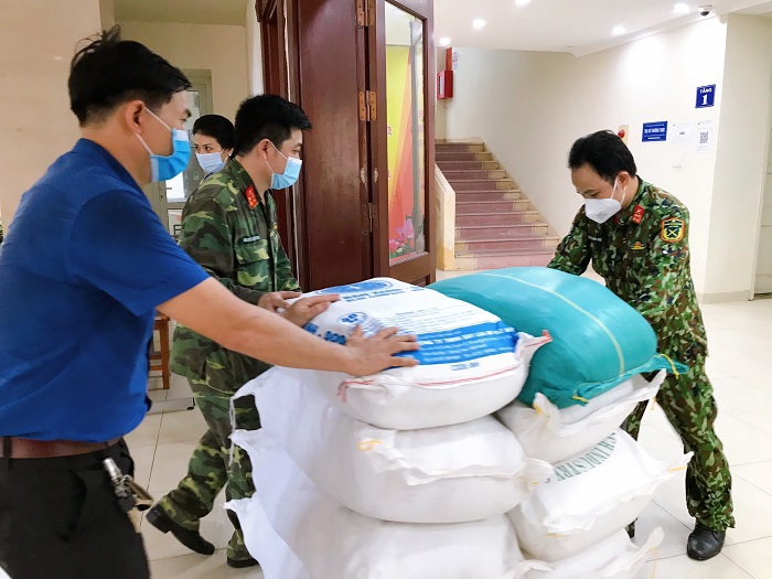 Huyện Chương Mỹ: Hỗ trợ 2 quận Hoàn Kiếm, Đống Đa 4 tấn gạo, 2 tấn rau củ và 6.000 quả trứng - Ảnh 2