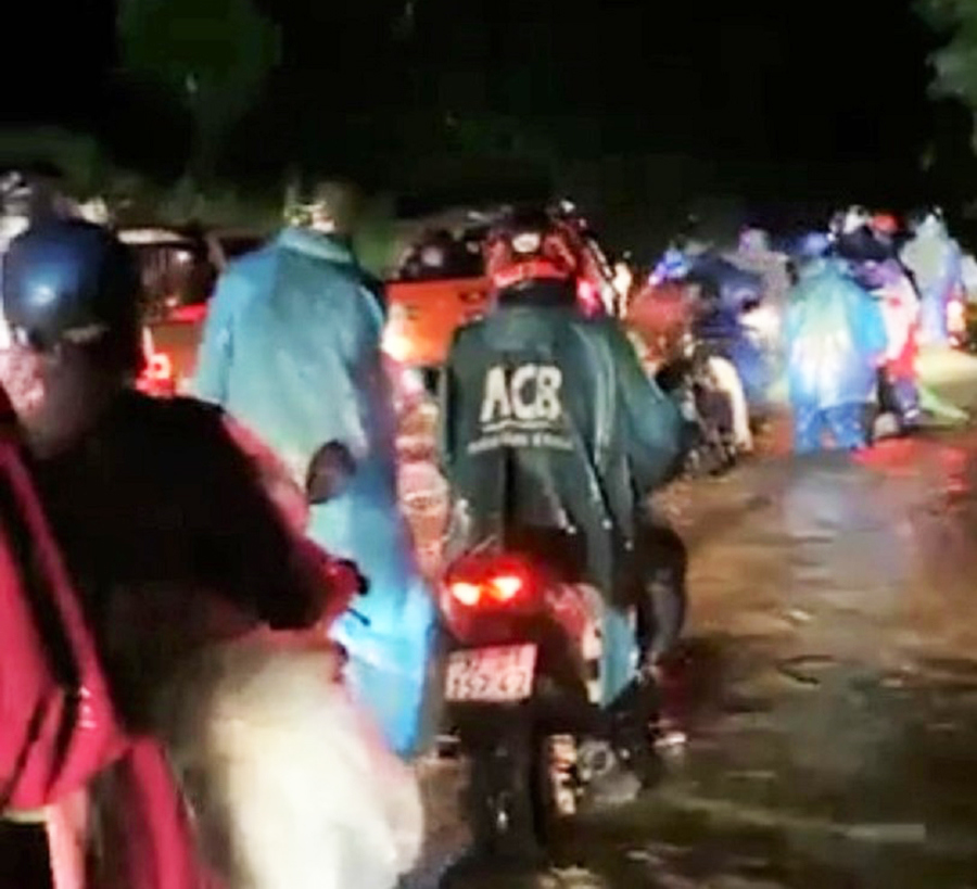 Quảng Nam: Giúp sức cho đoàn 400 người dân về quê vượt dòng nước lũ - Ảnh 2