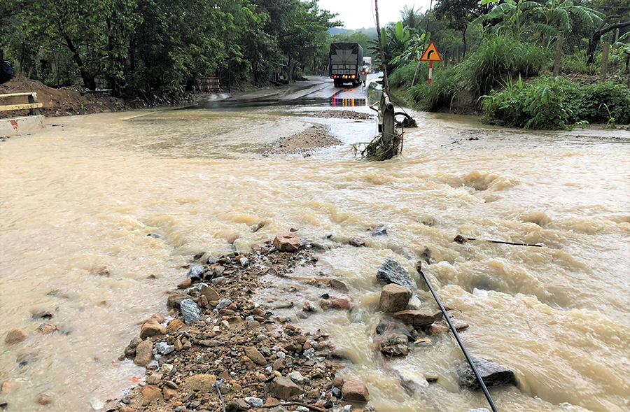Quảng Nam: Giúp sức cho đoàn 400 người dân về quê vượt dòng nước lũ - Ảnh 3
