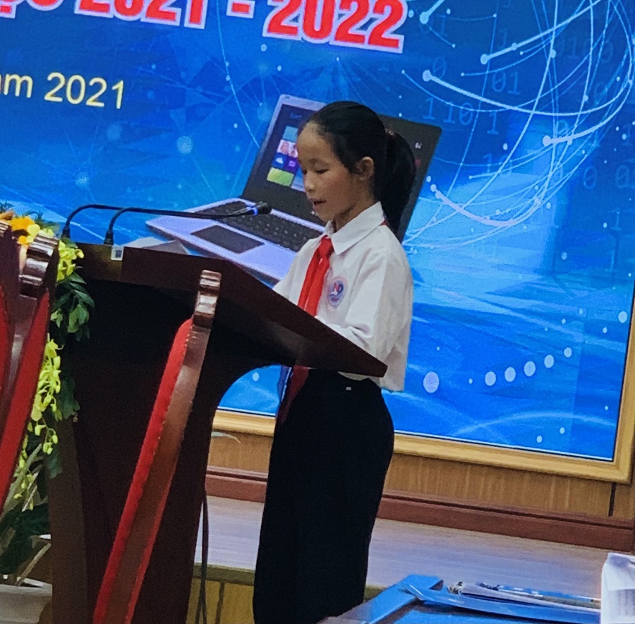 Ngành Giáo dục Hà Nội tiếp tục trao tặng 500 bộ máy tính cho học sinh nghèo - Ảnh 4