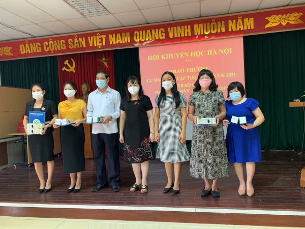 Hà Nội trao thưởng, tặng quà “Sóng và Máy tính cho em” trị giá trên 800 triệu đồng - Ảnh 2