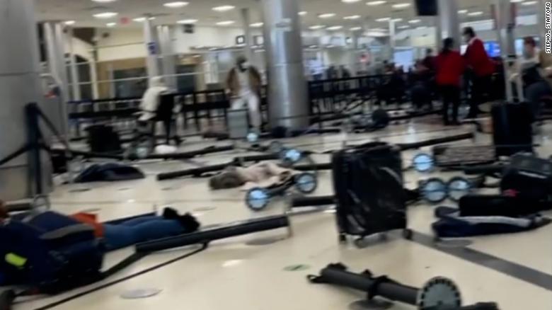Hỗn loạn tại sân bay Mỹ do súng nổ - Ảnh 2
