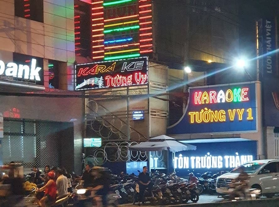 Lý do TP Hồ Chí Minh cho tạm ngừng dịch vụ karaoke, massage, vũ trường, spa, quán bar - Ảnh 2