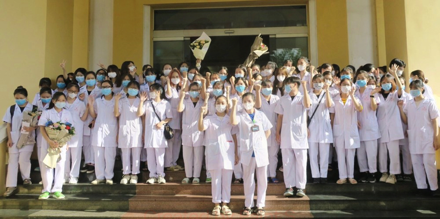 Hà Nội: Khen thưởng 18 đoàn cán bộ y tế các tỉnh, thành phố hỗ trợ xét nghiệm, tiêm vaccine phòng Covid-19 - Ảnh 1