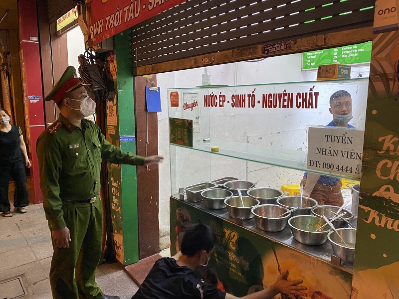 Hà Nội: Một số hàng quán vẫn hoạt động sau 21 giờ - Ảnh 1